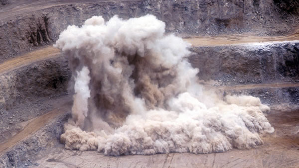 Desmonte de rocha com explosivos